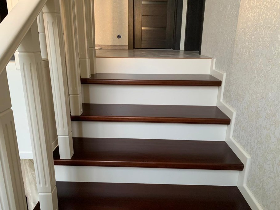 Бетонная лестница обшитая деревом