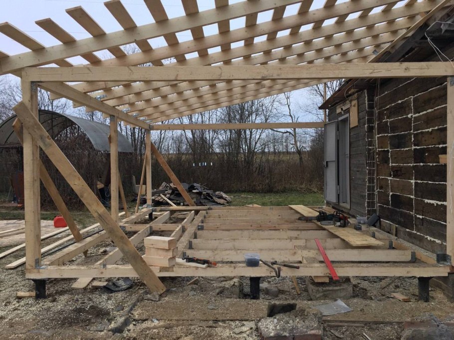 Каркас крыши веранды