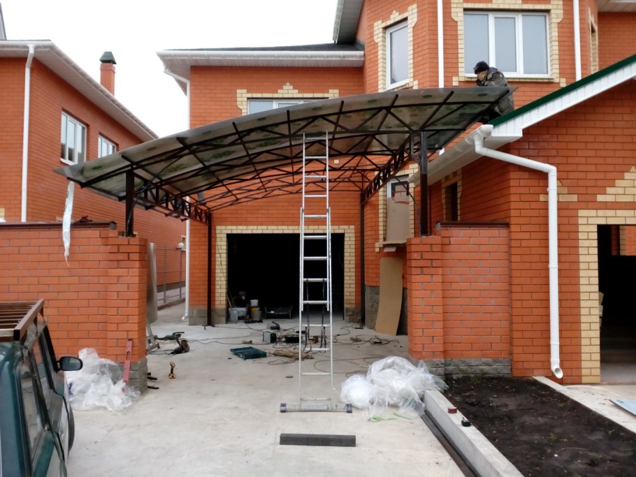 Навес для машины между домом и гаражом