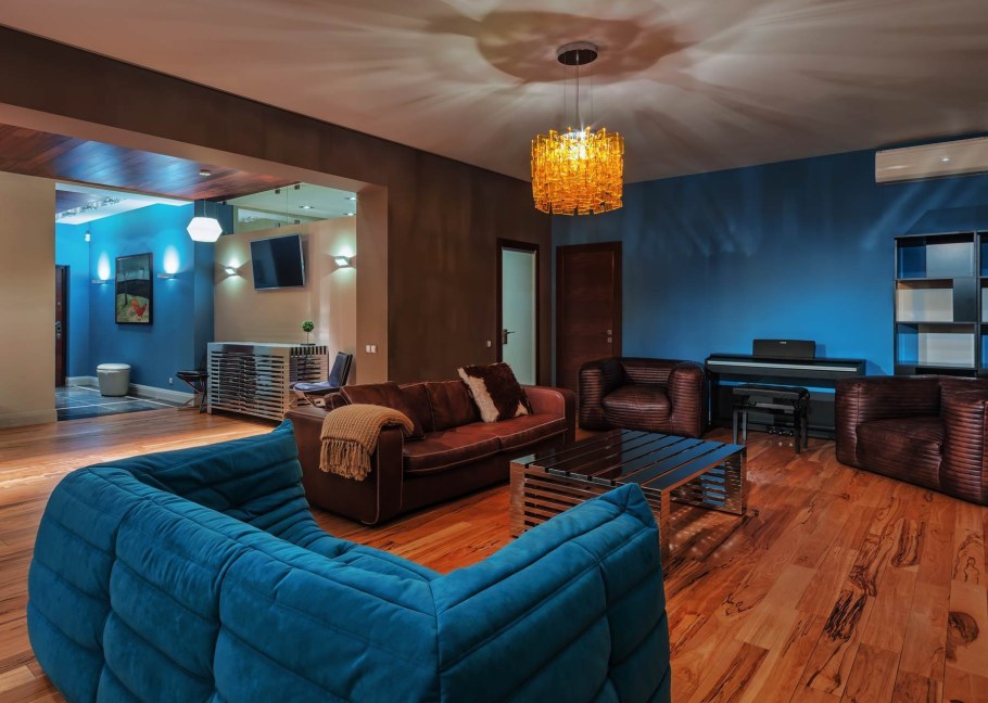 Гостиная в коричнево голубых тонах
