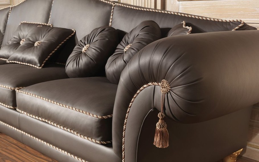 Кожаный диванчик