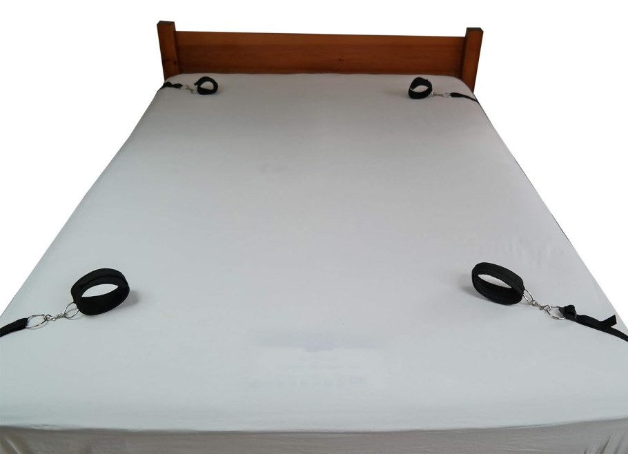 Кровать с ремнями