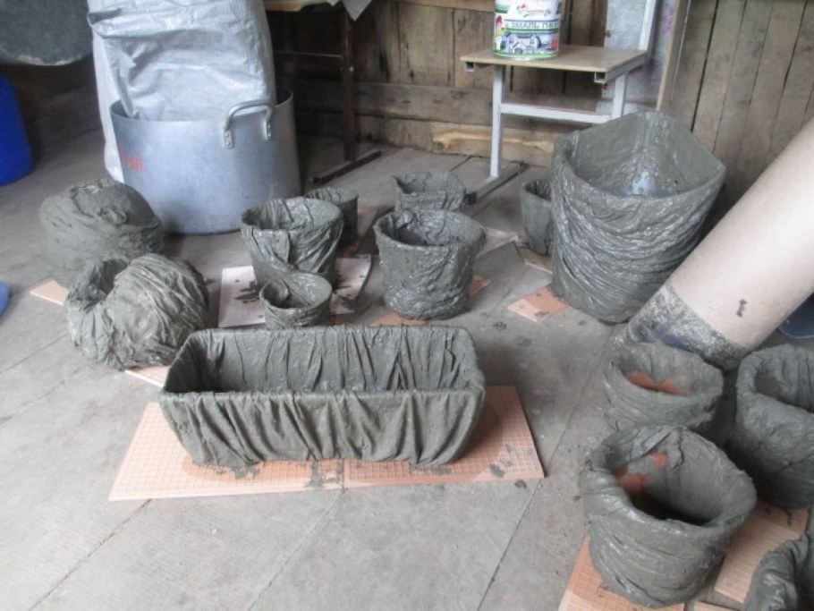 Кашпо из цемента и тряпок