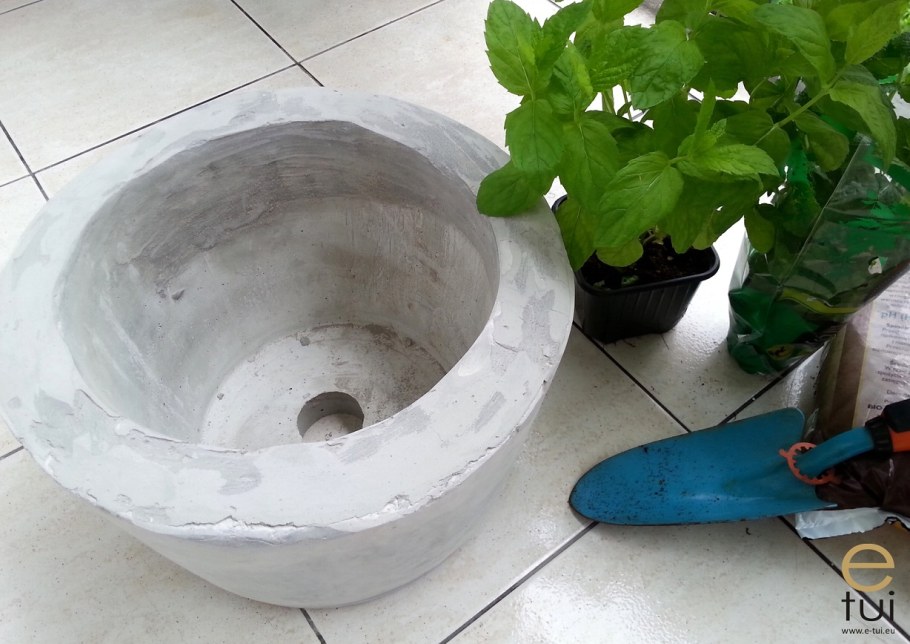 Вазоны из цемента