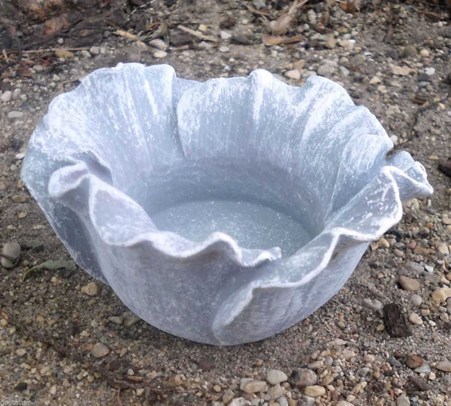 Кашпо из цемента для сада