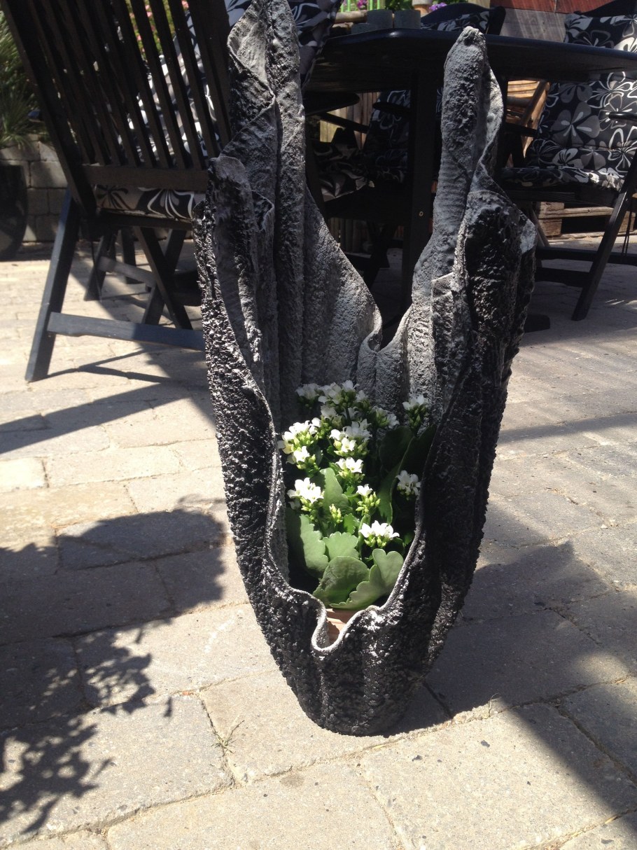 Вазоны для цветов из цемента и ткани