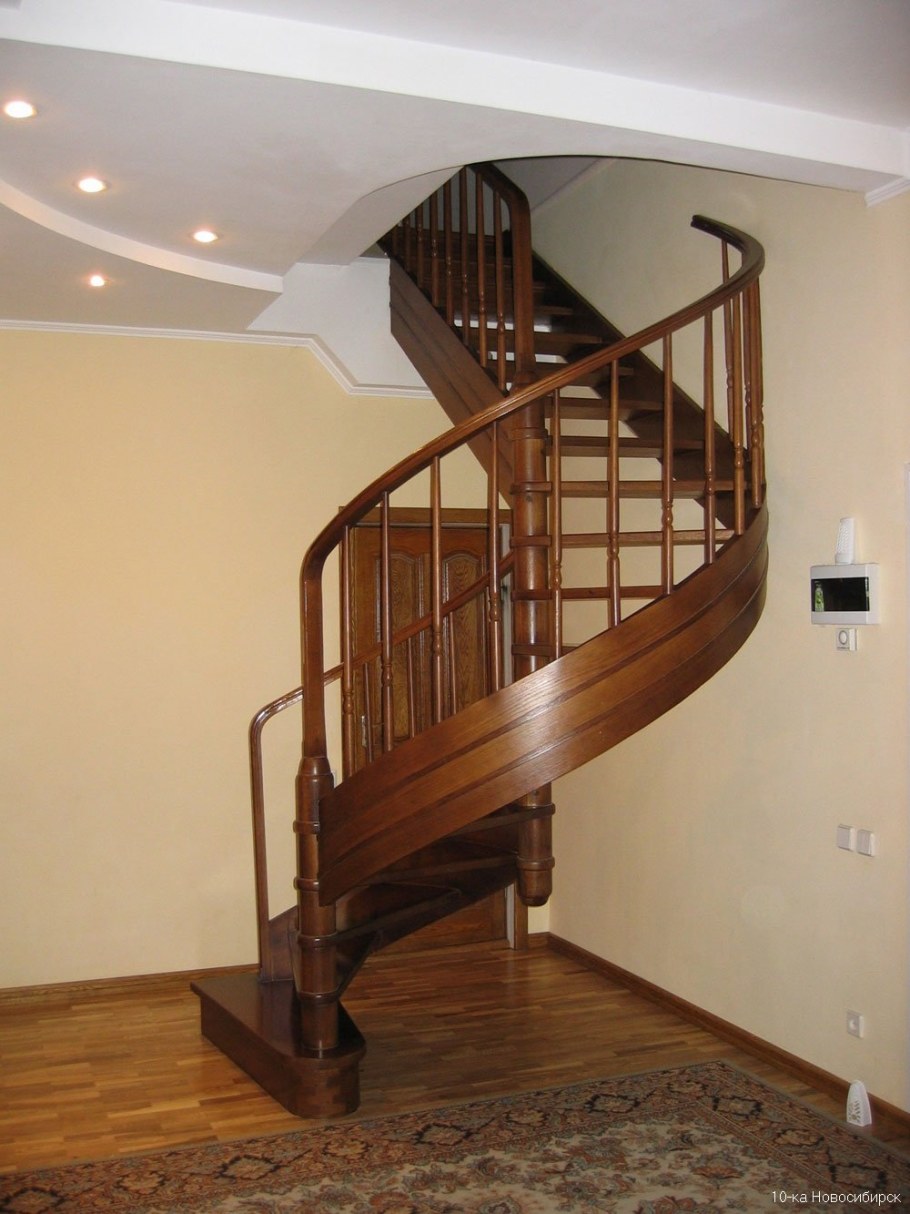 Лестница полувинтовая деревянная