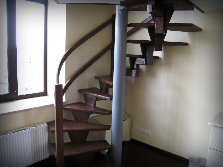 Полувинтовая лестница на второй этаж из металла