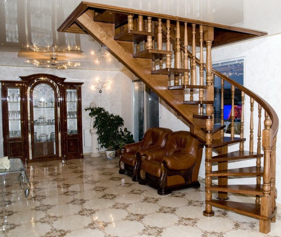 Полувинтовая лестница на второй этаж в частном