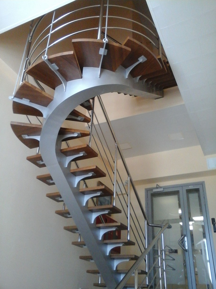 Полувинтовая лестница на второй этаж из металла