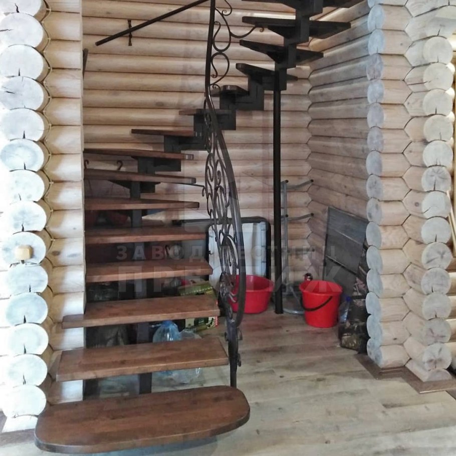 Лестница полувинтовая деревянная