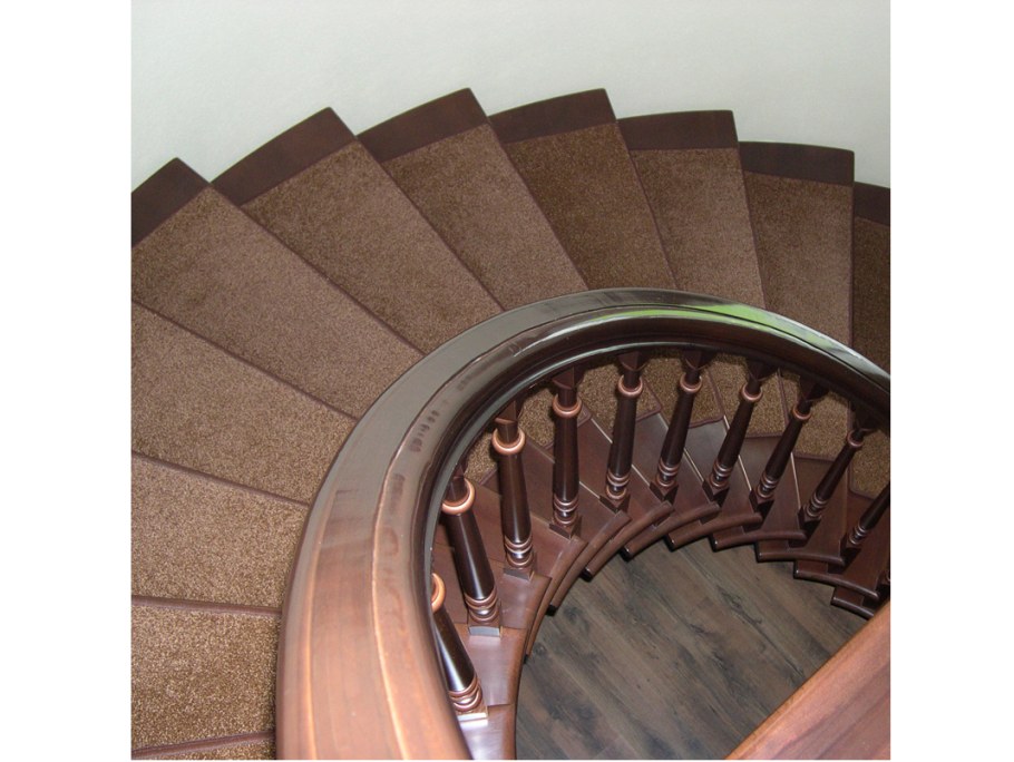 Полувинтовая бетонная лестница