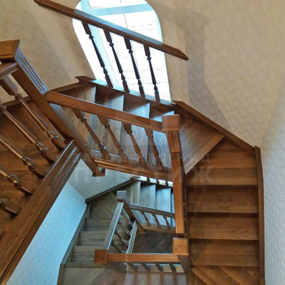 Лестница полувинтовая деревянная