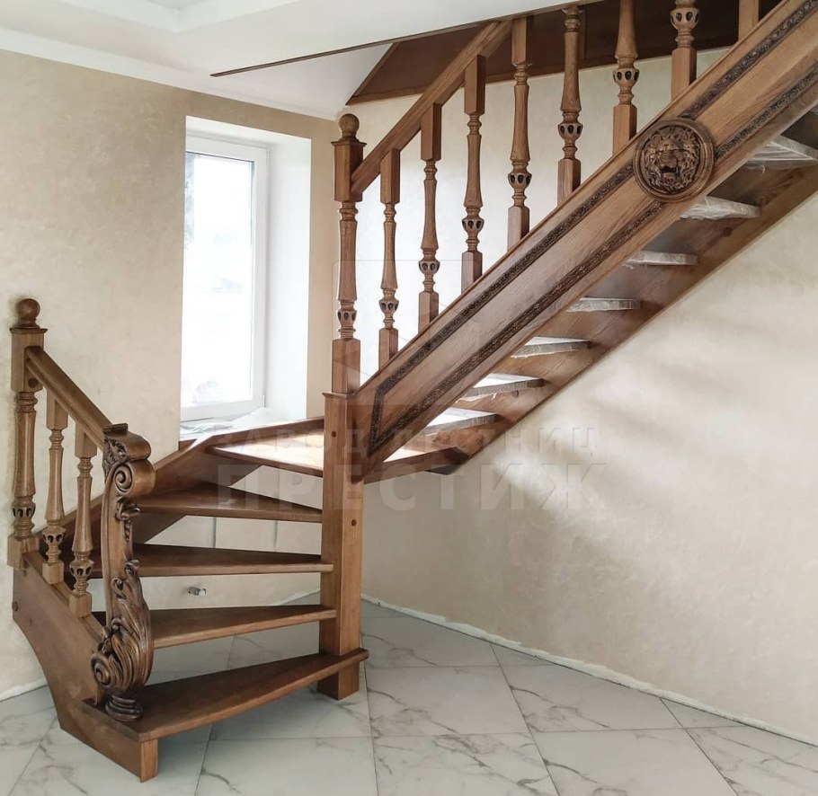 Лестница полувинтовая деревянная