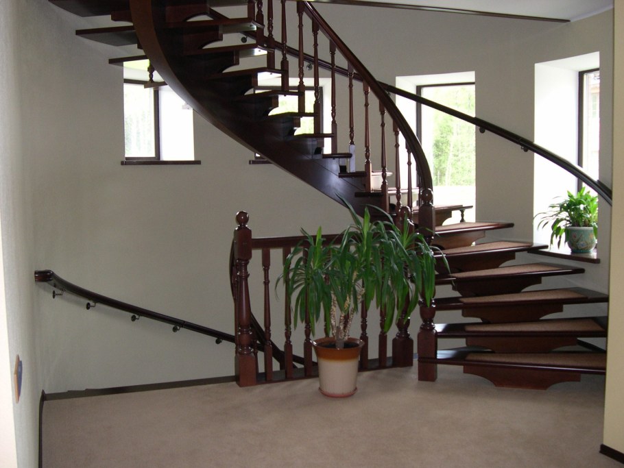 Лестница на 2 этаж полувинтовая