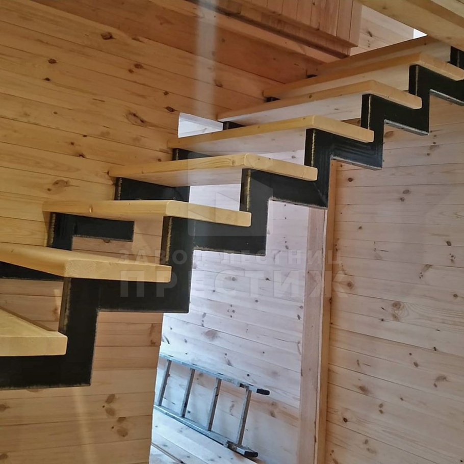 Полувинтовые лестницы на второй этаж в частном доме