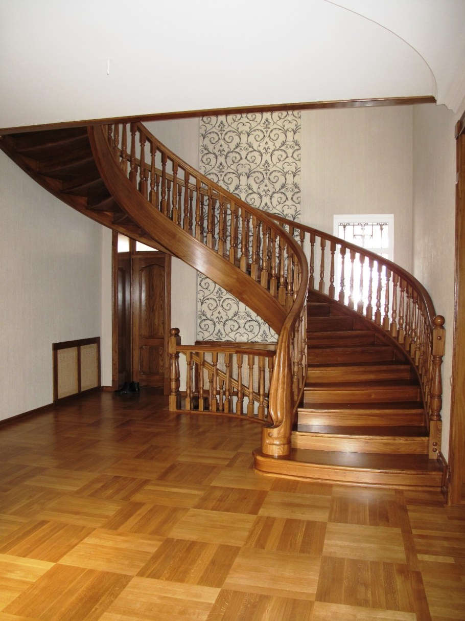 Лестница полувинтовая деревянная на второй этаж