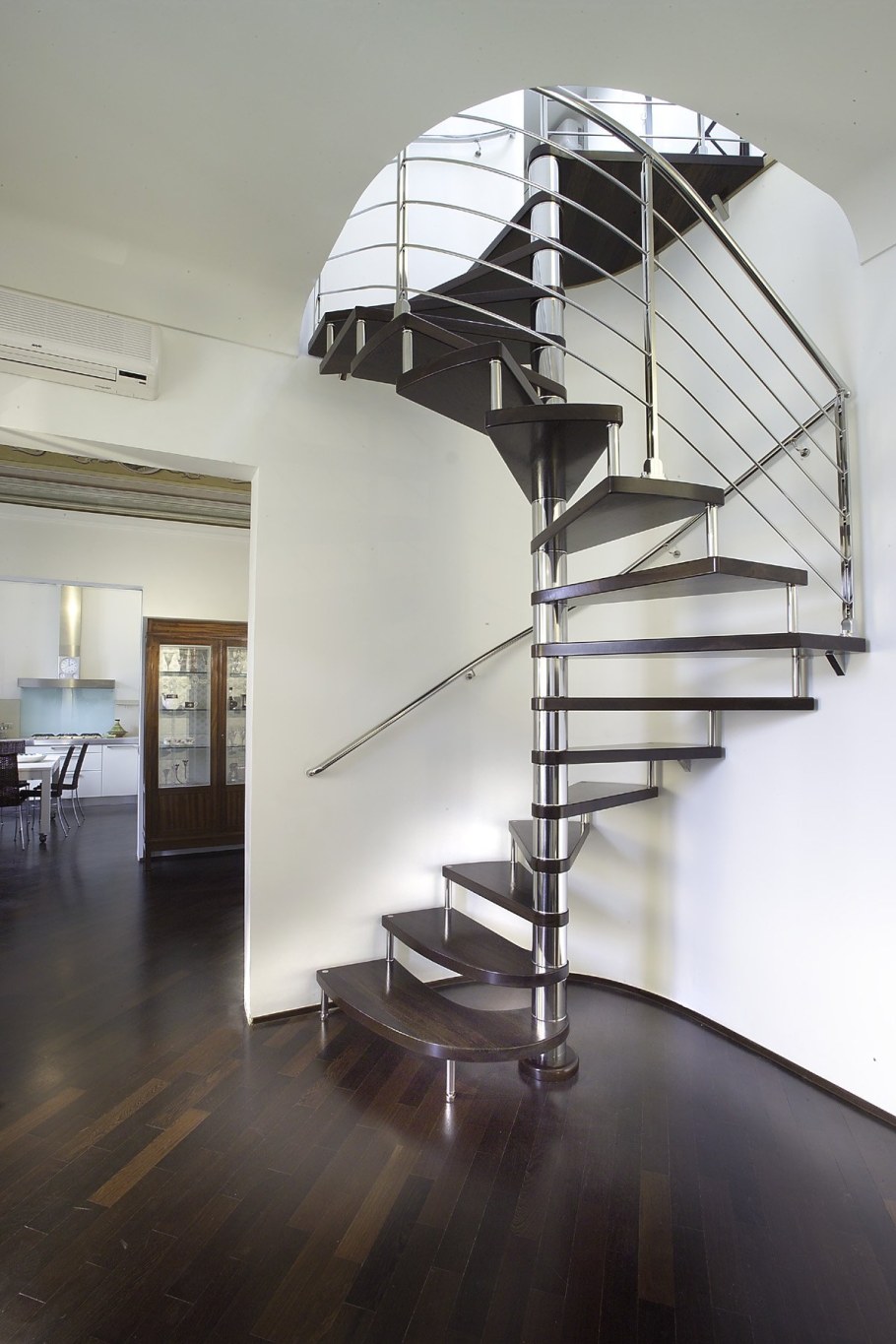 Лестница полувинтовая металлическая