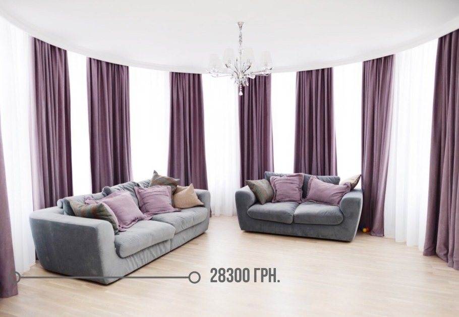 Сиреневые шторы в интерьере гостиной и диван
