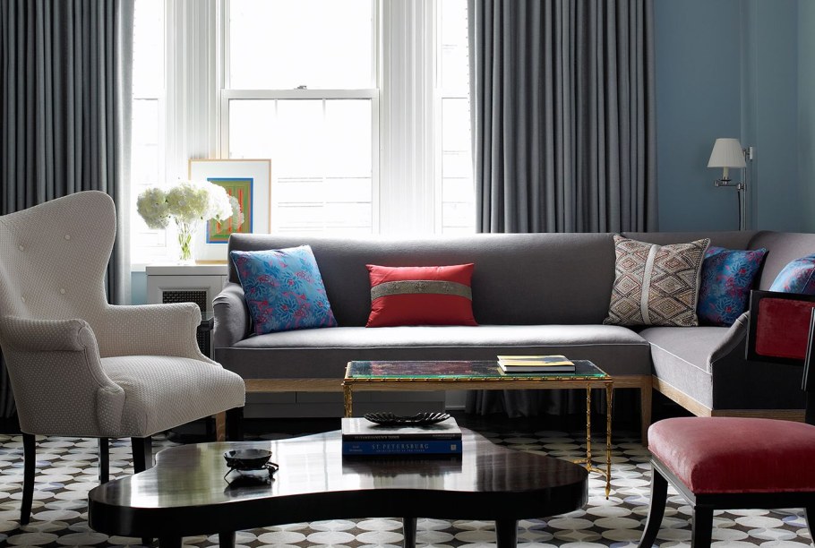 Серые шторы в интерьере гостиной