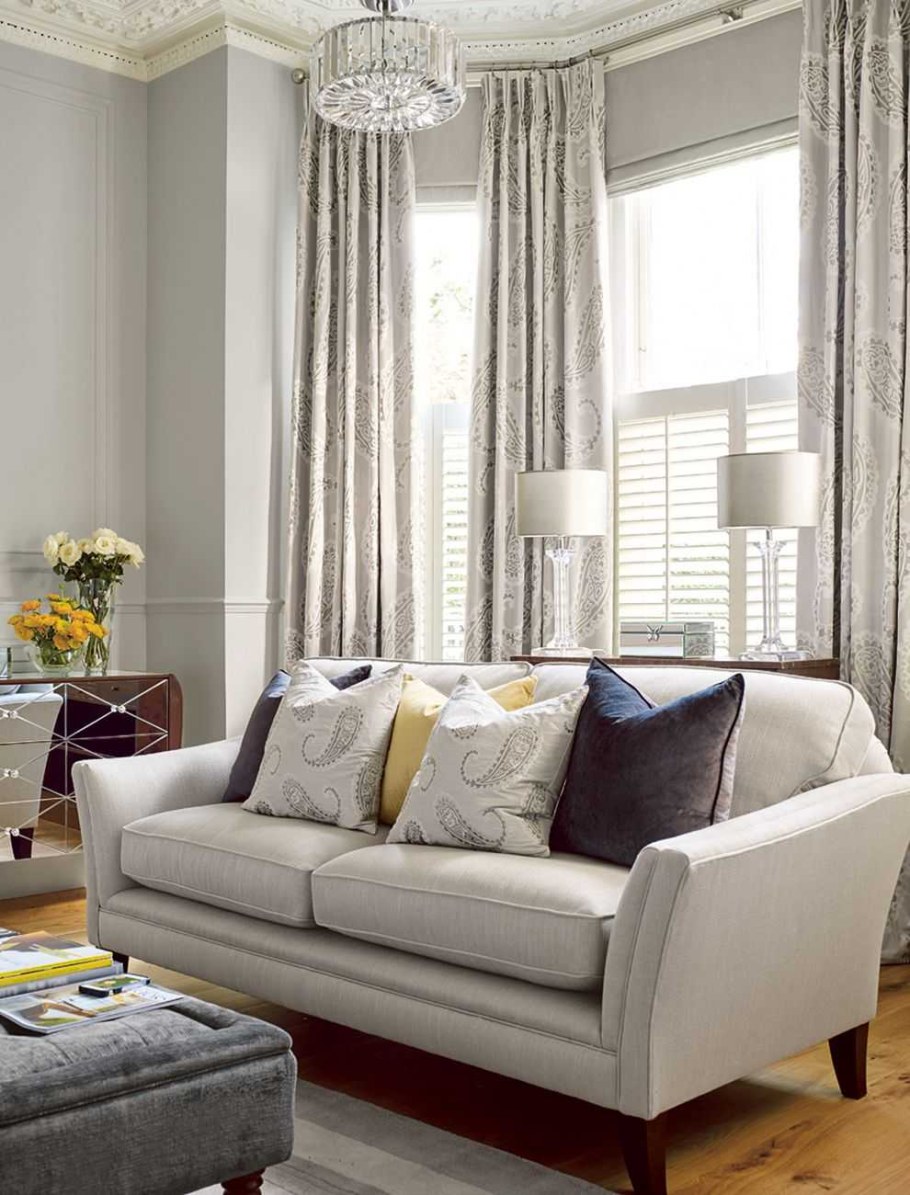 Серый диван в интерьере гостиной