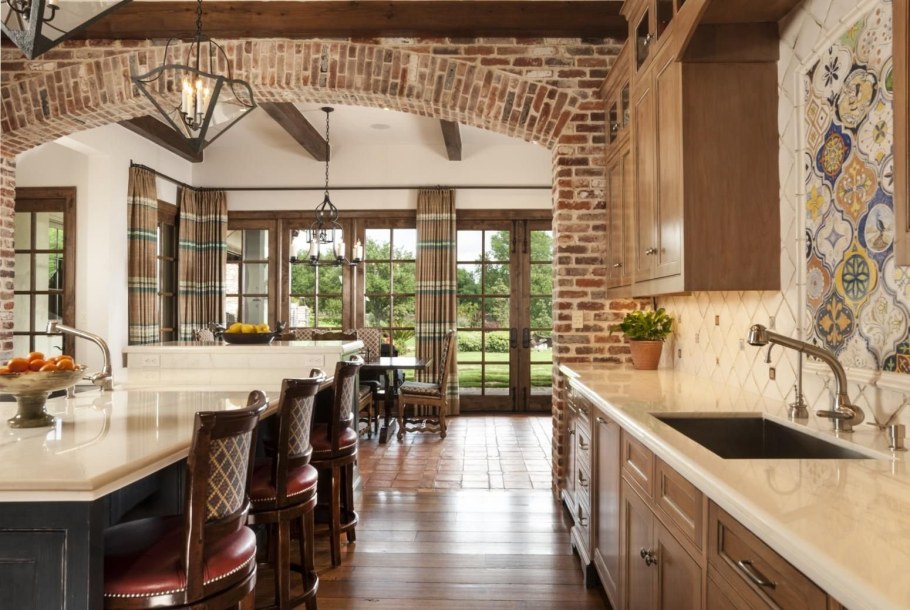 Интерьер кухни загородного дома