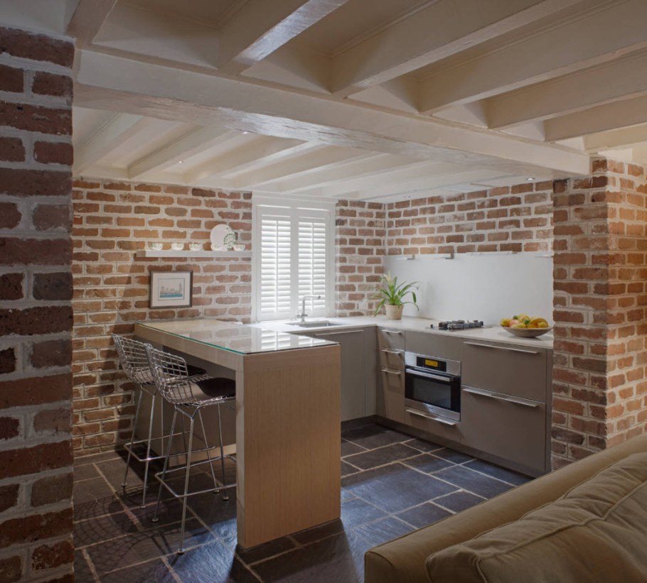 Кирпич в интерьере кухни гостиной