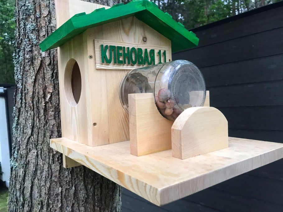 Двухэтажная кормушка для белок