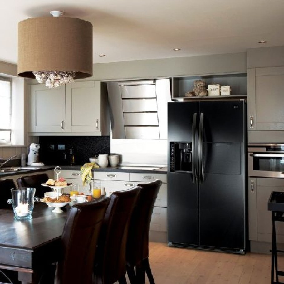 Кухня с большим холодильником