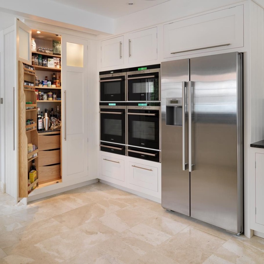 Встроенная кухня с большим холодильником