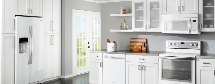 Белый холодильник в интерьере