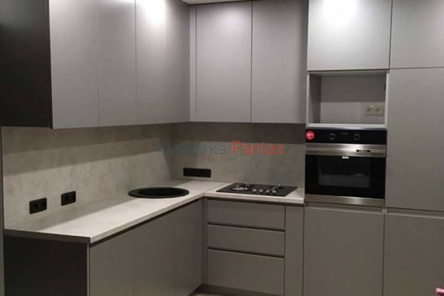 Кухня бело серая угловая