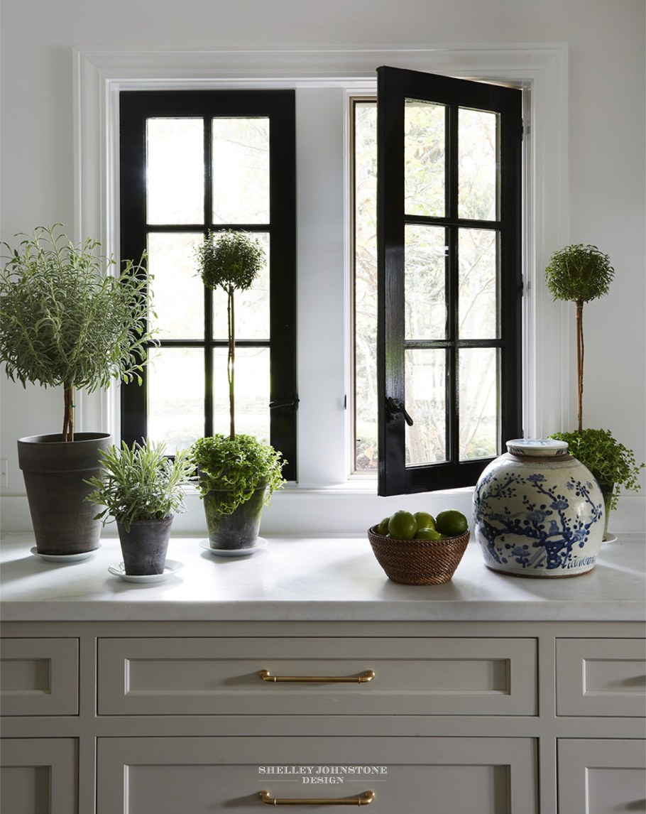 Черные окна в интерьере