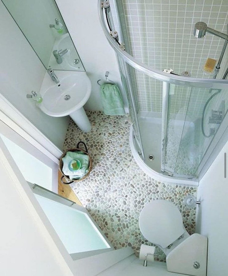 Маленькая ванная с душевой кабиной