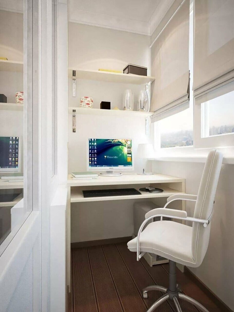 Компьютерный стол на лоджии