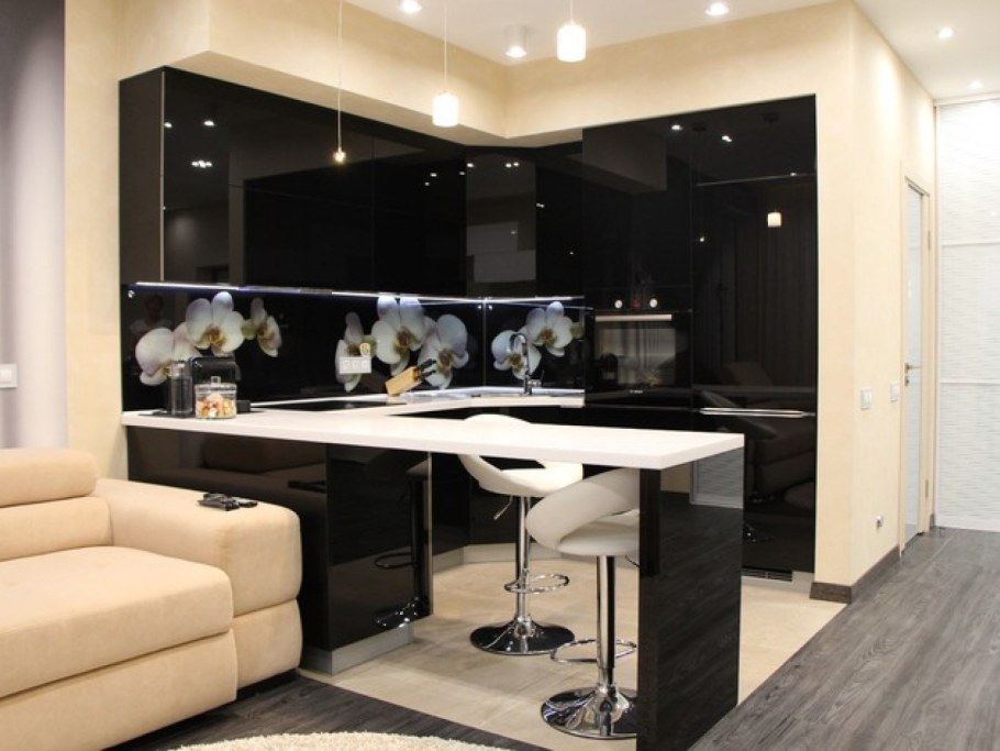 Угловая кухня гостиная с барной стойкой