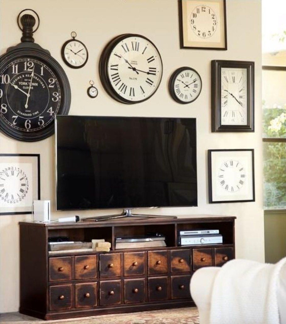 Часы в интерьере гостиной