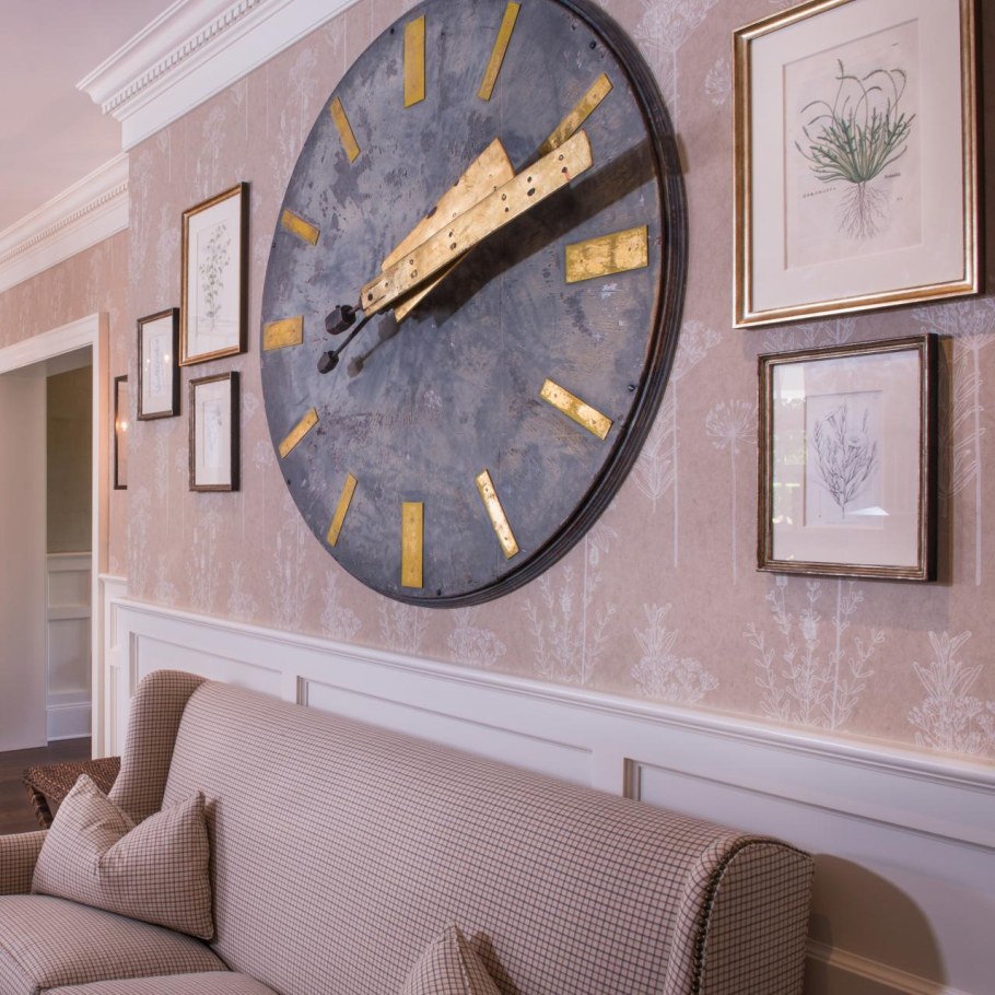 Часы на стене в интерьере