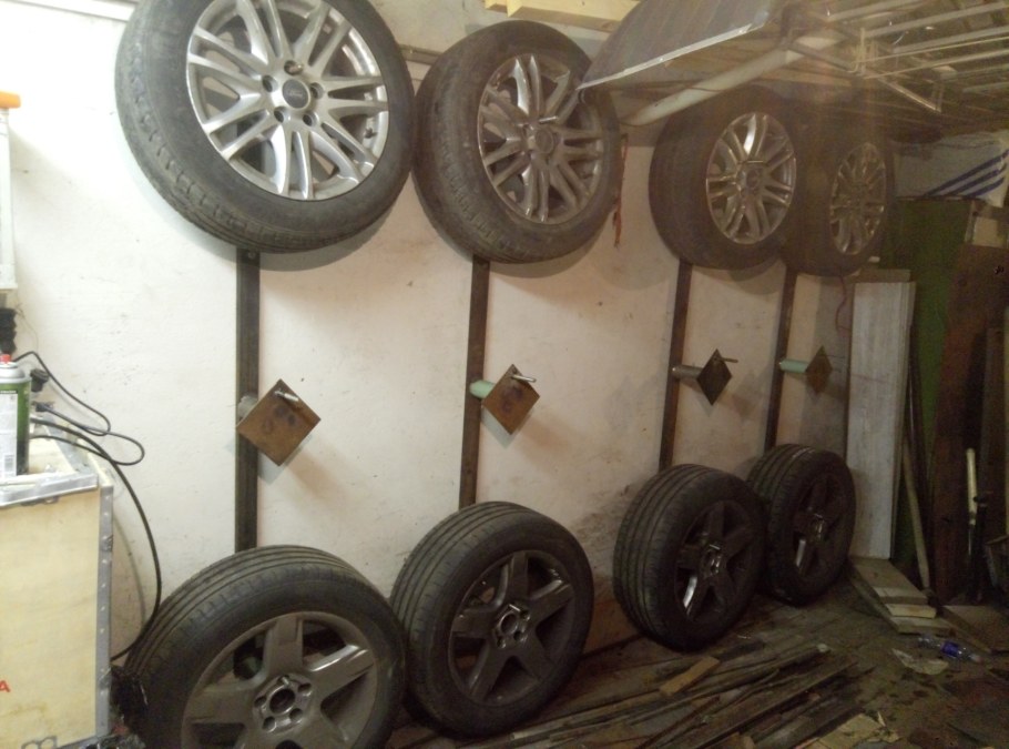 Полка для колес в гараже