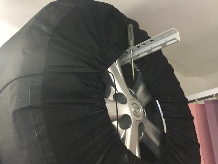 Подвес для хранения колес