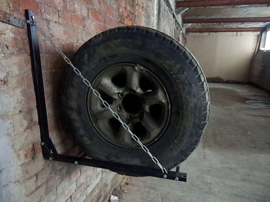 Полеп для колес в гараже