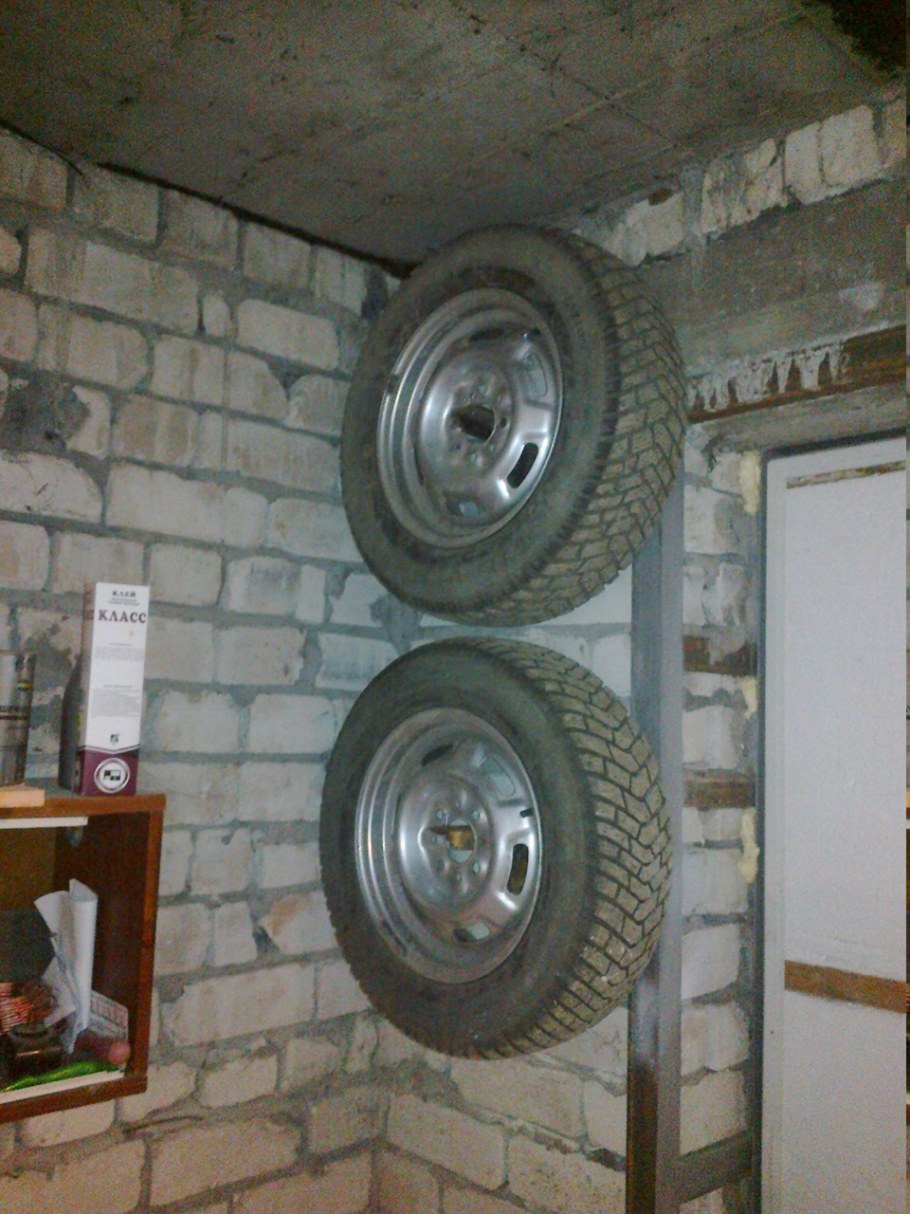 Крепеж для колес в гараже