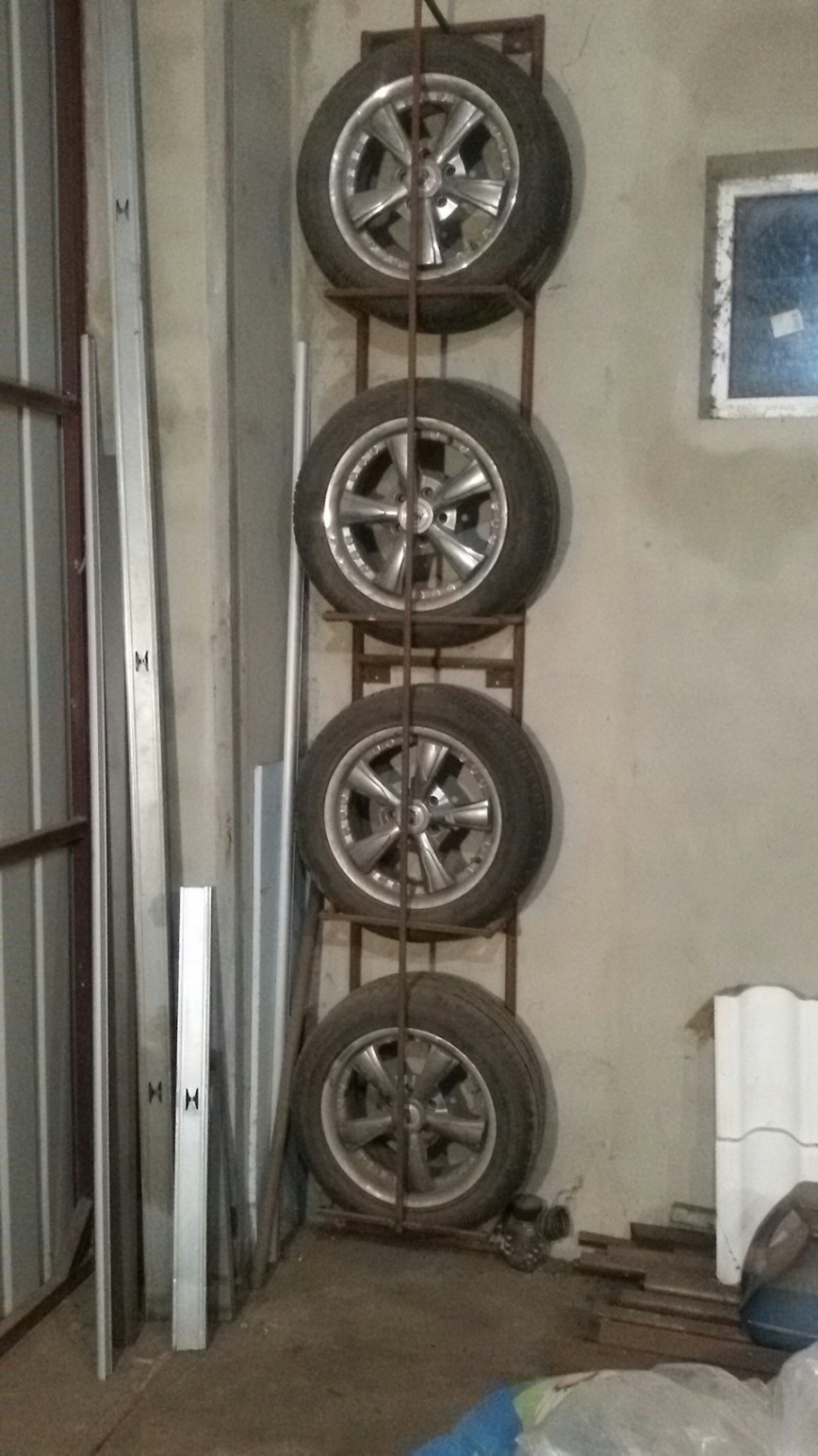 Подставка для колес в гараже