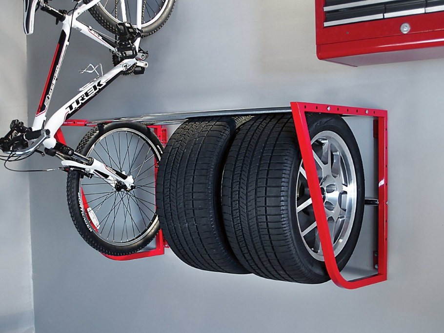 Крепление для хранения колес