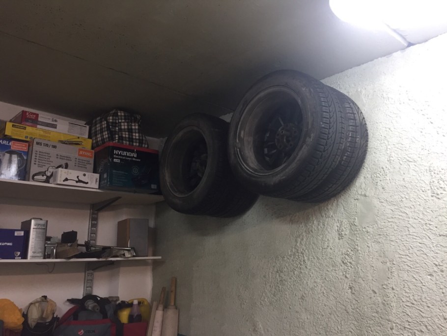 Держатель для резины в гараж на стену