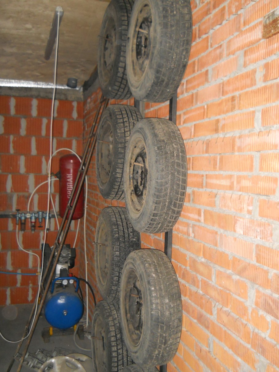 Полка для хранения колес в гараже