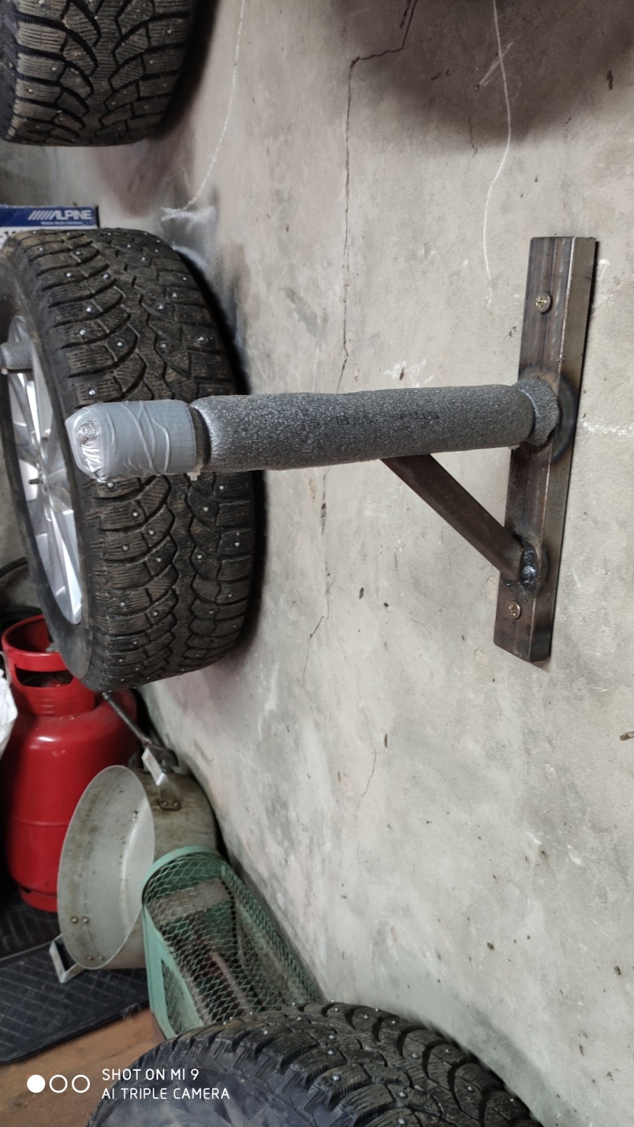 Крепеж для колес в гараже