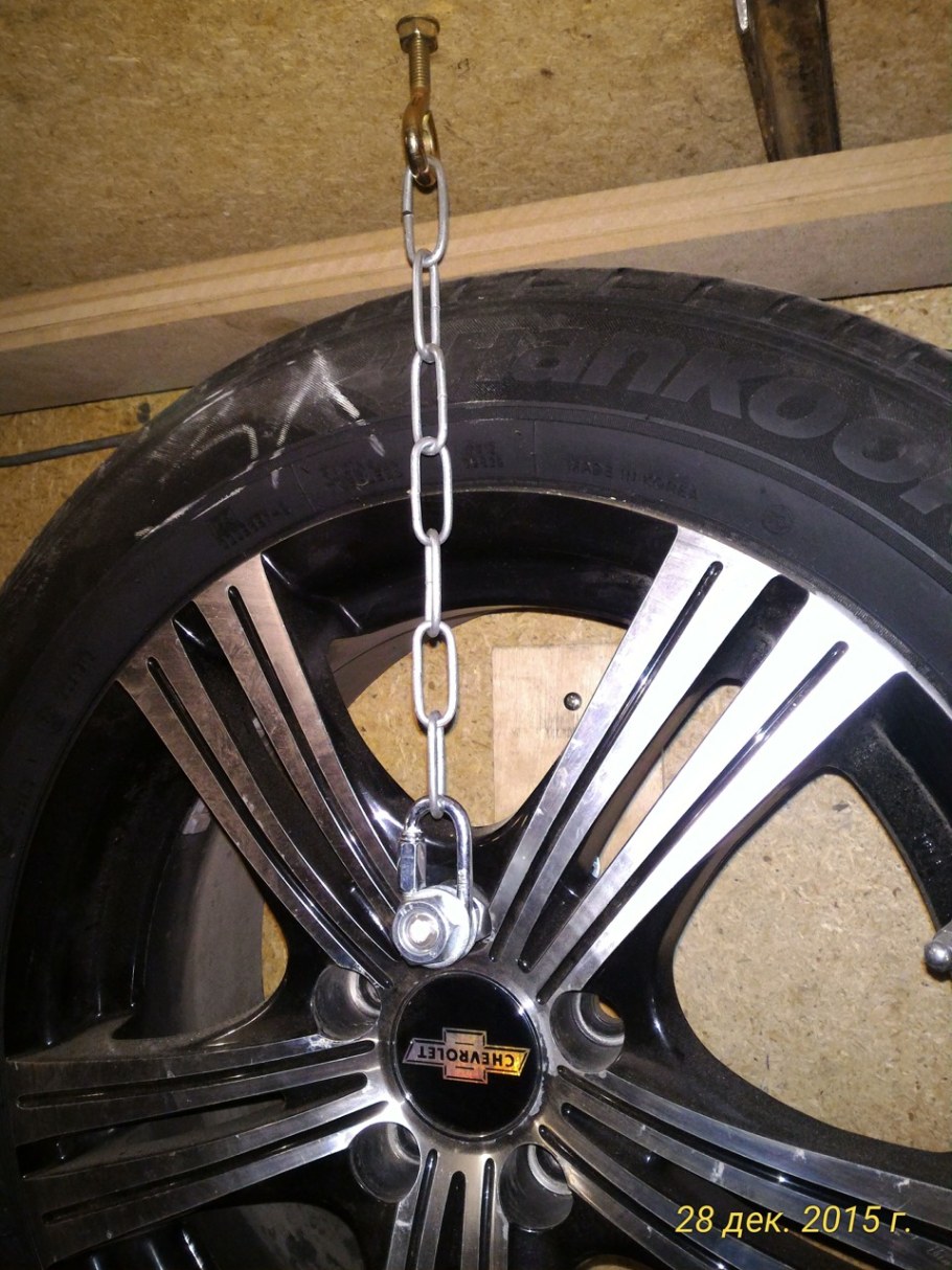 Подвес для колес на стену