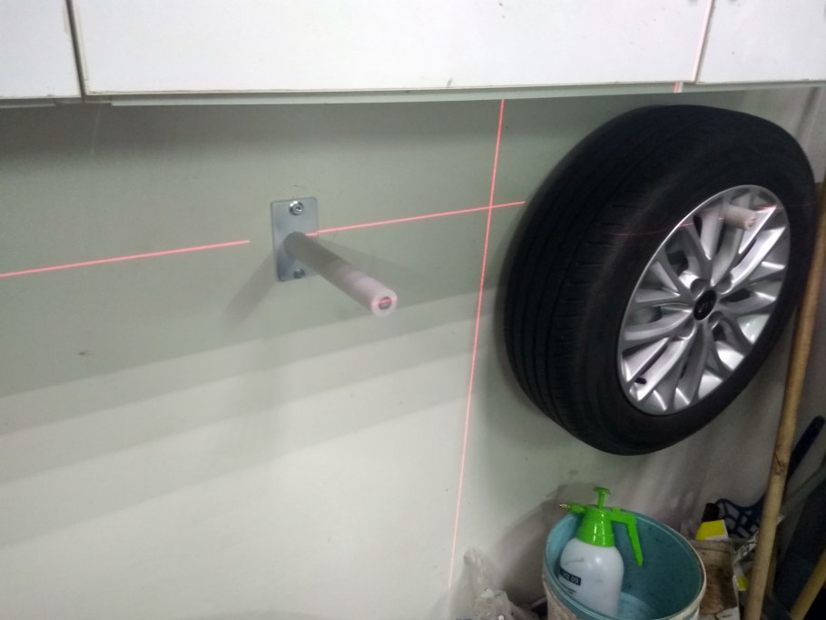 Кронштейн для колес на стену в гараже