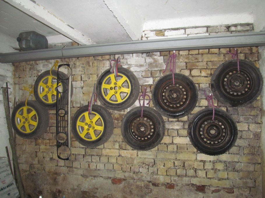Колеса на стену в гараже